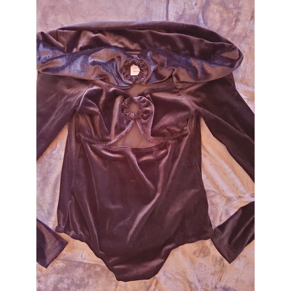 Glamorous Women's Black Velvet Body Suit NWT Xtra Small Revolve Off Shoulder - Picture 5 of 13